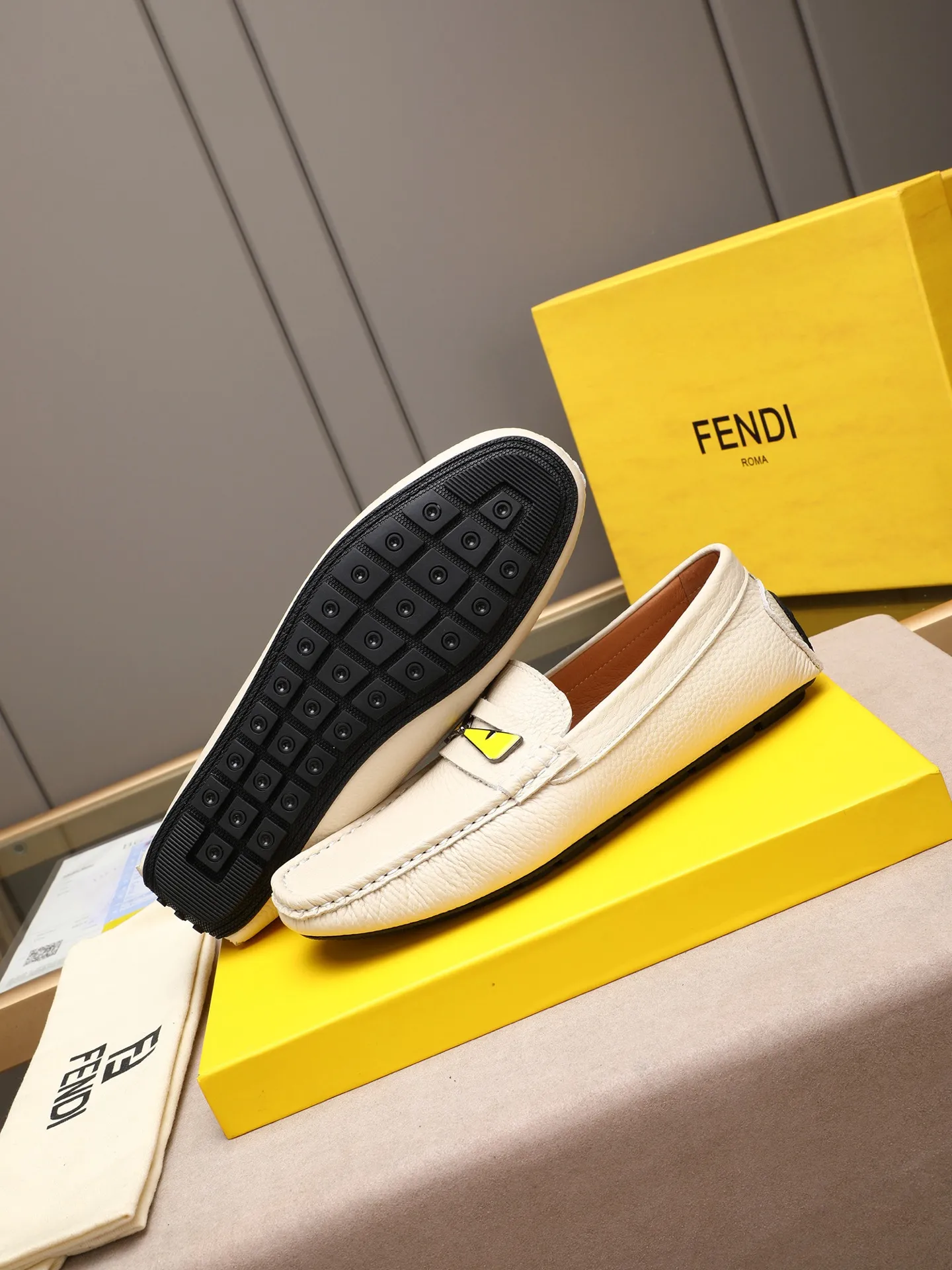Men's shoes 💰400💰[FENDI] The little monster of Fendi F family, which is popular all over the world, is coming in a big way, the latest color, driving slip-on loafers, avant-garde and versatile fashion men's shoes, bun shoes, bean shoes👌👌👌 Private mold opening, 1:1 reproduction... The upper is made of first-layer cowhide, and the first-layer pigskin lining... is extremely comfortable, fashionable, simple, atmospheric and personalized [color] The side of the shoe is more refined, and the overall effect is handsome [ Turn in a circle][Turn in a circle]💭This hardware monster with eyes is not the popular version on the market🚳🚳Compared with the old model, it is more trendy, eye-catching and more classy🔰This summer, the little monster will subvert the old ideas and share the fashion with you🔱A must-have for fashionistas! Must keep it for yourself! Online outsole, high-end quality workmanship. Color: black, blue, white, red. Matching code: 38-44 (45 46 47 customized) (standard leather shoe size)